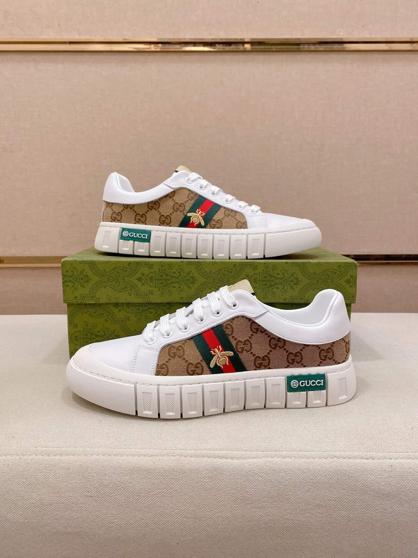 Factory price: 400💰 (GUCCI) The latest model from the official website 🎁🎁Casual and fashionable men's shoes👟, hot style💥The version is simple and elegant, exclusive for trendy men. Unique latest brand elements from the official website👑Original decoration, fashionable and generous, the fabric is original cowhide ✅Sheepskin lining, the official website specifies wear-resistant casual outsole, the classic model is taken in kind at the counter🎬38-44 (45 is not returned or exchanged when customized)
